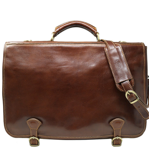 The Floto Piazza leather messenger bag is a men's casual bag that is handcrafted in Italy. This is the Piazza Messenger in Vecchio Brown